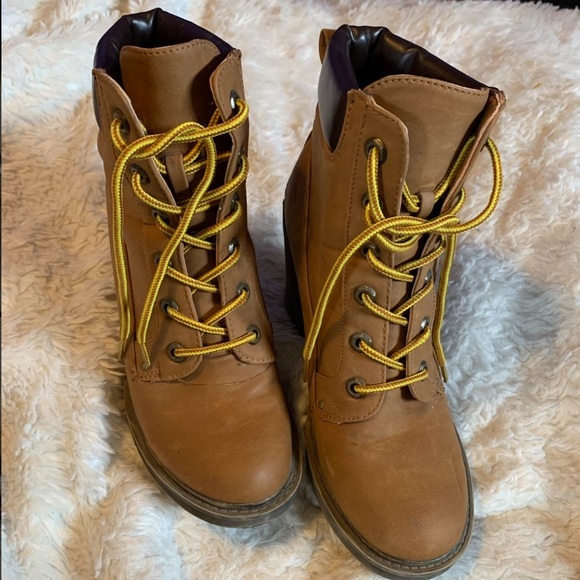 Heeled Hiking Boots - Picture 4 of 5